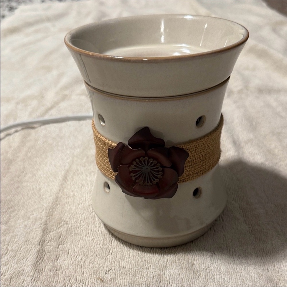 Scentsy Wax Melter with Flower Detail